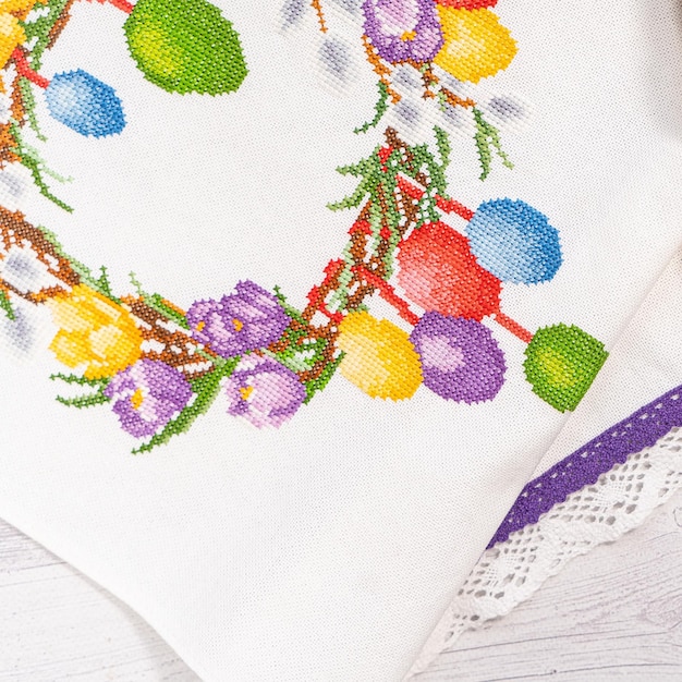 Kolorowy haft ręczny na tkaninie